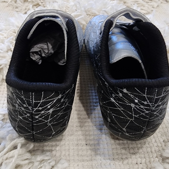 Boy/Girls Size 2 Soccer Cleats, silver/black, No Tie Closure - Picture 7 of 14
